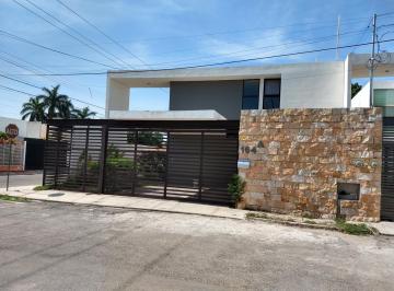 Casa · 230m² · 4 Recámaras · 2 Estacionamientos · Hermosa Casa en Esquina en Montes de Ame