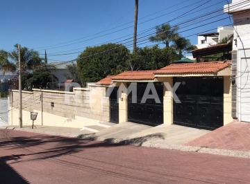 Casa · 400m² · 4 Recámaras · 5 Estacionamientos · Casa en Venta en Balcones Coloniales - (4)