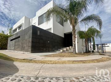 Casa · 330m² · 3 Recámaras · 2 Estacionamientos · En Venta Amplia Casa en Condominio Ruscello, Aguascalientes