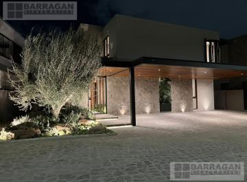 Casa · 522m² · 3 Recámaras · 4 Estacionamientos · Venta Casa Altozano, Estudio o Cuarta Recamara en Planta Baja, Vista a Área Verde