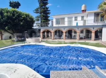 Casa · 435m² · 4 Recámaras · 6 Estacionamientos · Casa de Campo en Venta en Paraíso Tlahuica. Club de Golf Ayala, Morelos