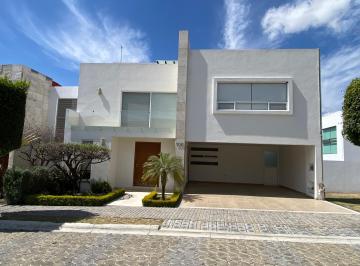 Casa · 380m² · 3 Recámaras · 3 Estacionamientos · Ajuste de Precio! Casa en Venta 380 m en Lomas de Angelopolis 2!