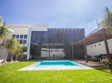 Casa · 1300m² · 5 Recámaras · 5 Estacionamientos · Casa en Venta en Colinas de San Javier con Alberca