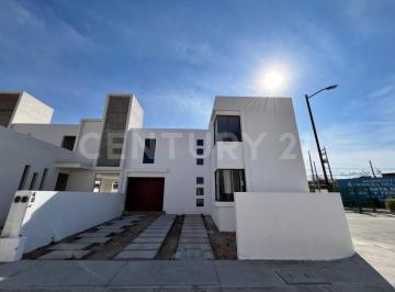 Casa · 153m² · 4 Recámaras · 2 Estacionamientos · Casa en Venta en Fracc Ribera del Río, San Juan del Río| Amplio Espacio y Jardín