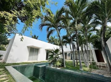 Casa · 550m² · 3 Recámaras · 4 Estacionamientos · Casa en Renta Villa Magna