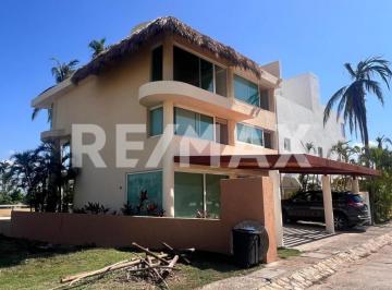 Casa · 348m² · 4 Recámaras · 3 Estacionamientos · Casa Sola en Xel Ha Zona Diamante Acapulco, con Alberca con Vista Al Campo de Golf del Mayan Palace