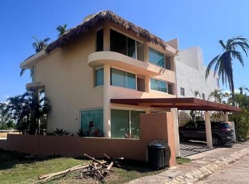 Casa · 348m² · 4 Recámaras · 3 Estacionamientos · Casa Sola en Xel Ha Zona Diamante Acapulco, con Alberca con Vista Al Campo de Golf del Mayan Palace