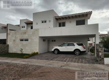 Casa · 300m² · 3 Recámaras · 2 Estacionamientos · Excelente Casa en Venta en Esquina, Lomas de La Vista