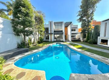 Casa , Cuernavaca · Enorme Casa Sola en Privada con Portón Eléctrico en Zona Dorada
