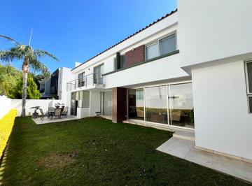 Casa de 4 habitaciones, Zapopan · Casa en Venta en Valle Real / Montecarlo 9