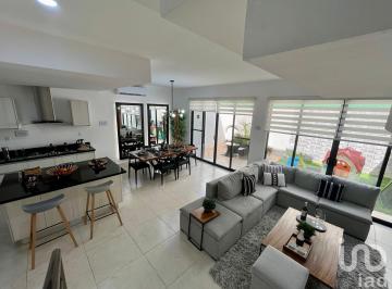 Casa · 156m² · 3 Recámaras · 2 Estacionamientos · Casa de Lujo de 3 Recámaras Cerca de Cumbres, Cocina Abierta