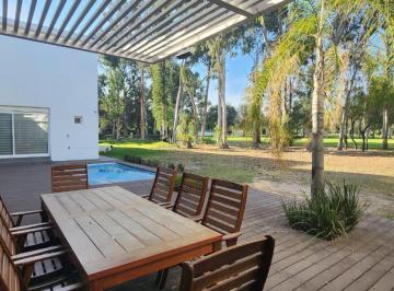 Casa · 820m² · 3 Recámaras · 4 Estacionamientos · Casa en Venta en El Campestre de Golf