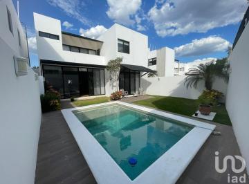 Casa · 236m² · 4 Recámaras · 3 Estacionamientos · Casa de 4 Recamaras en Privada, en Cholul, Mérida, Yucatán