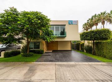 Casa de 4 habitaciones, Zapopan · Casa en Renta en Puerta de Hierro
