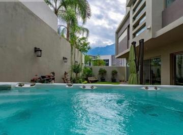 Casa · 750m² · 4 Recámaras · 3 Estacionamientos · Hermosa Casa en Venta en La Joya, Magnolia