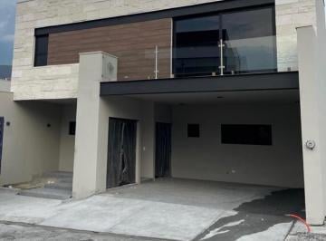 Casa · 370m² · 3 Recámaras · 2 Estacionamientos · Hermosa Casa en Venta en Mitica Residencial
