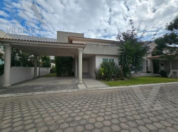 Casa en condominio · 345m² · 3 Recámaras · 2 Estacionamientos · Casa en Venta en Fraccionamiento Gran Roble, Zona de Galerias Metepec