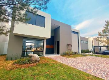Casa · 339m² · 3 Recámaras · 3 Estacionamientos · Renta de Casa Nueva con Recamara en Planta Baja en La Campiña del Bosque