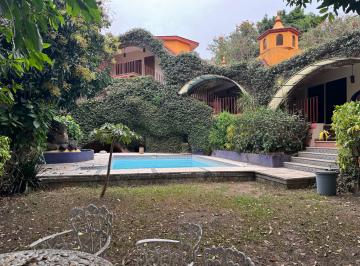 Casa de 4 habitaciones, Cuernavaca · Céntrica Propiedad de Gran Tamaño en Entorno Arbolado