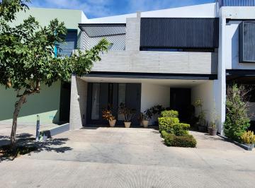 Casa de 4 habitaciones, Zapopan · Casa en Venta en Coto Valeira en Solares Zapopan