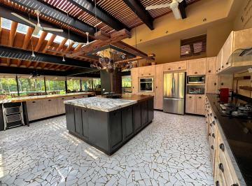Casa de 5 habitaciones, Valle de Bravo · Exclusiva Casa en Zona de Alta Plusvalía.