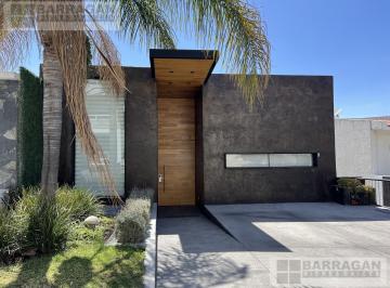 Casa · 208m² · 3 Recámaras · 2 Estacionamientos · Casa Remodelada en Venta con Espectacular Vista a La Cuidad