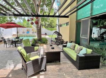 Casa · 650m² · 5 Recámaras · 2 Estacionamientos · Casa en Venta, 5 Recámaras, 30 Paneles Solares, Piscina, Campestre, Cancún