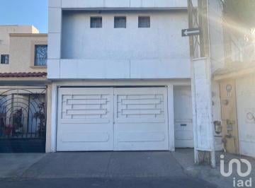 Casa · 209m² · 3 Recámaras · 1 Estacionamiento · Casa en Venta Calle Villas del Batán Fraccionamiento Villas Campestre Corregidora