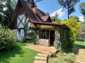 Casa · 180m² · 8 Recámaras · 5 Estacionamientos · Casa en Renta en Valle de Bravo, Avandaro