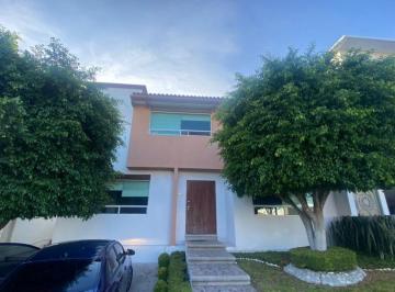 Casa de 4 habitaciones, Corregidora · Casa en Venta en Colinas del Bosque 3ra Seccion, Corregidora, 5 Habitaciones