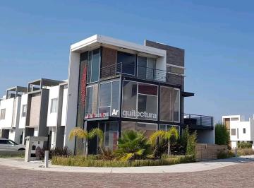 Casa en condominio · 160m² · 2 Recámaras · 2 Estacionamientos · Loft en Venta en Cañadas del Lago con 2 Rec y Doble Altura