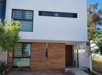 Casa en condominio de 4 habitaciones, Zapopan · Casa en Venta (Semi - Nueva) Bosques Vallarta Coto Amate
