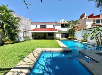 Casa de 3 habitaciones, Cuernavaca · Casa con Alberca en Fraccionamiento Villas del Lago