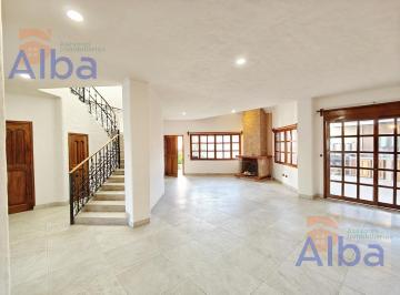 Casa · 344m² · 4 Recámaras · 3 Estacionamientos · Casa en Renta o Venta en Jardines del Campestre