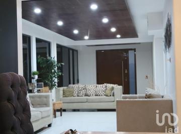 Casa · 386m² · 4 Recámaras · 2 Estacionamientos · Residencia por Misiones con Acabados de Lujo 4 Rec