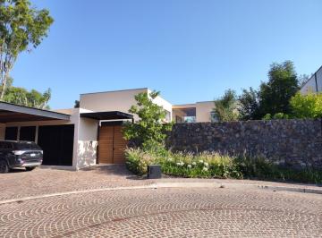 Casa · 731m² · 3 Recámaras · 4 Estacionamientos · Casa en Venta en Exclusiva Privada