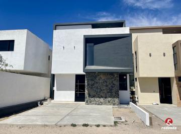 Casa · 230m² · 3 Recámaras · 2 Estacionamientos · Casa en Cañadas del Arroyo, Corregidora