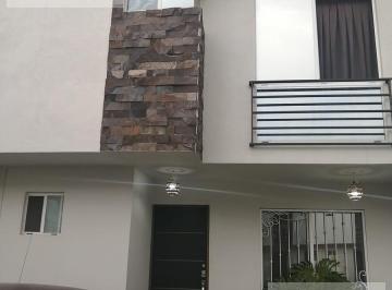 Casa · 167m² · 3 Recámaras · 2 Estacionamientos · Casa con Terreno Excedente Valle del Roble