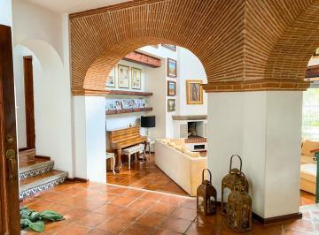 Casa · 381m² · 3 Recámaras · 2 Estacionamientos · Casa en Venta con Terraza y Jacuzzi en Jurica