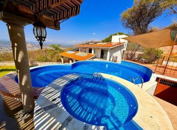 Casa de 3 habitaciones, Ixtapan de la Sal · Casa Ángeles de Dos Niveles, con Alberca y Jacuzzi Climatizado, Extenso Jardín, Amuebla y Equipada.