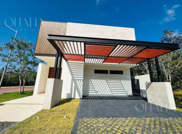 Casa · 325m² · 4 Recámaras · 2 Estacionamientos · Casa en Fraccionamiento Vía Cumbres Residencial