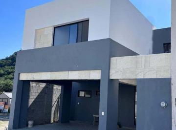 Casa · 250m² · 3 Recámaras · 2 Estacionamientos · Casa en Venta en Cumbres
