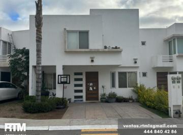 Casa · 160m² · 3 Recámaras · 2 Estacionamientos · Se Vende Casa en Villa de Pozos