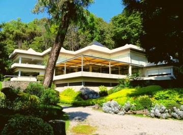 Casa · 1288m² · 4 Recámaras · 12 Estacionamientos · Residencial de Diseño Arquitectónico Exclusivo