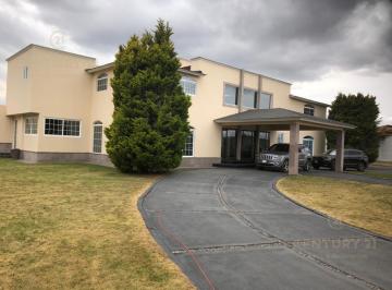 Casa · 850m² · 4 Recámaras · 4 Estacionamientos · Casa en Venta en Cacalomacán Toluca