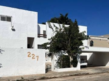 Casa de 5 habitaciones, Mérida · Casa en Fraccionamiento Campestre, de 3 Niveles, con Alberca.
