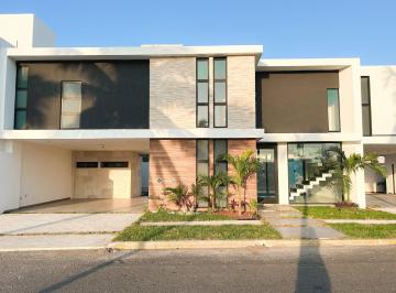 Casa · 318m² · 3 Recámaras · 2 Estacionamientos · Venta de Casa con Alberca en Playas del Conchal
