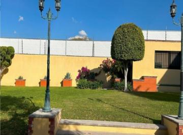 Casa , Querétaro · Casa en un Nivel de 3 Recámaras con Baño Cada Una, Cerca del Lago, Hermoso Jardín, Amplios Espacios