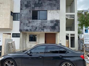 Casa · 207m² · 4 Recámaras · 2 Estacionamientos · Casa en Venta Arbolada en Esquina