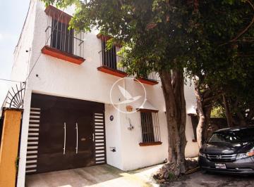 Casa de 3 habitaciones, Cuernavaca · Casa Sobre Av Col. Jacarandas Uso Suelo Comercial